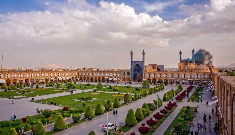 معدل التضخم في إيران بنسبة 69%: ماذا يعني لتجارة المواد الكيميائية الدوائية عبر مضيق هرمز