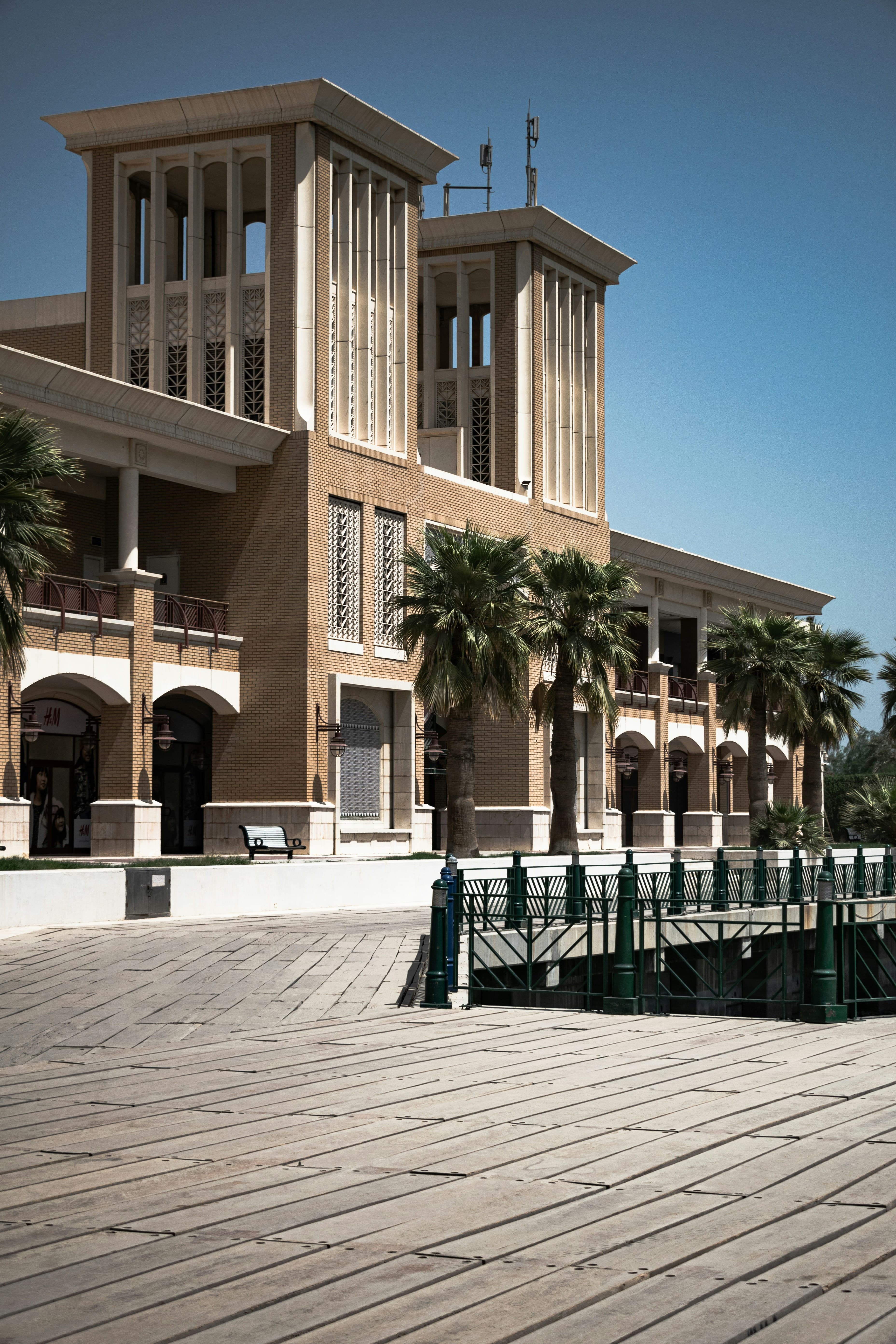 تثير محطة تحلية المياه في الكويت التي تم ضربها مرتين أسئلة حول إمدادات المياه الإقليمية لتصنيع الأدوية